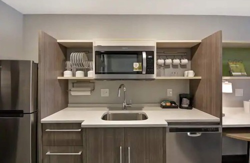 Alpine Center Hotel | 3 Relaxing Units Minutes to Frederik Meijer Gardens. FREE Breakfast, Pool!