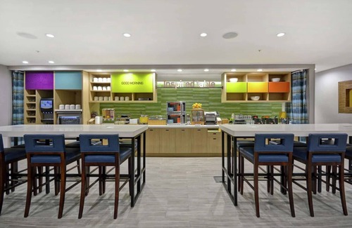 Alpine Center Hotel | 3 Relaxing Units Minutes to Frederik Meijer Gardens. FREE Breakfast, Pool!