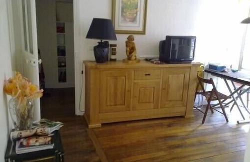 Quartier de la Folie-Mericourt Apartment | 3-room apartment 50m2 on the 1st floor of a building facing south