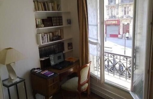 Quartier de la Folie-Mericourt Apartment | 3-room apartment 50m2 on the 1st floor of a building facing south