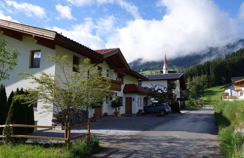 Fuegenberg Apartment | 3-room apartment - 82 sqm upstairs - for 6 pers. (max. 4 adults and 2 children), sep. Entrance, parking lot