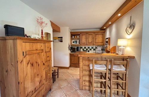 Meribel Village Apartment | 3-room apartment for 4 people in Méribel, near slopes, terrace, parking, WIFI