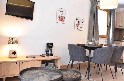 Meribel Centre Apartment | 3-Room Apartment for 6, Pool, Ski-In/Ski-Out, Mountain View – Meribel