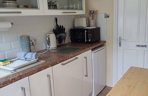 St. Blazey Apartment | 3 Room Bedsit Flat in Nat. Reserve. Pet friendly. Free return Eden taxi B4 9pm.