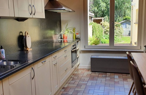Assebroek House | 3 rooms, 2 bathrooms, near centre, free parking, free wifi, sunny garden