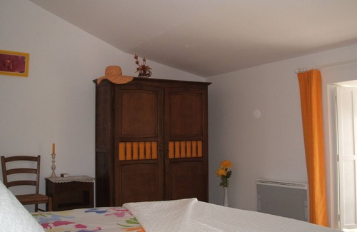Cheffois House | 3 rooms near Puy du Fou and Marais Poitevin, sleeps 6.
