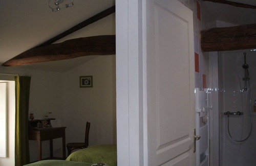 Cheffois House | 3 rooms near Puy du Fou and Marais Poitevin, sleeps 6.