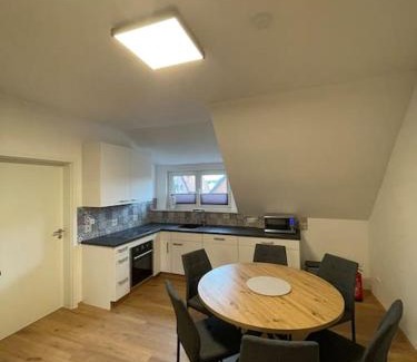 Hagenburg Apartment | 3 Schlafzimmer l Südbalkon l Waldrand l Saniert