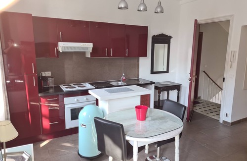 Golfe Juan House | 3 separately-rentable 2-room apartments, shops, beaches, private parking.