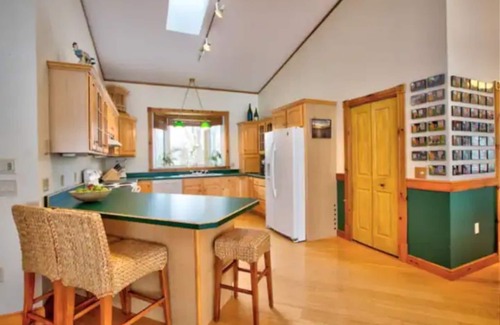 St. Albans House | 3 Sheds on the Lake - Lakefront Home