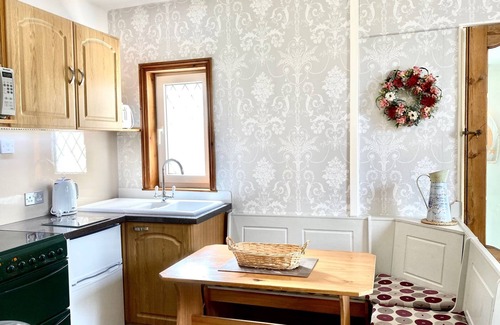 Portreath Apartment | 3~Short walk~Beach~Pubs~Shops: Chlorine safe Pool and Hot tub, Games room, WiFi