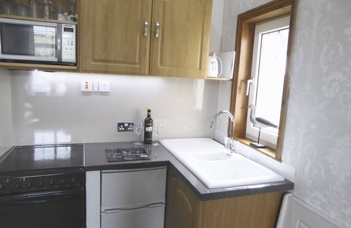 Portreath Apartment | 3~Short walk~Beach~Pubs~Shops: Chlorine safe Pool and Hot tub, Games room, WiFi