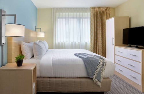 Central Business District Resort | 3 Spaces! Great Downtown Base near Lafayette Square & Louis Armstrong Park