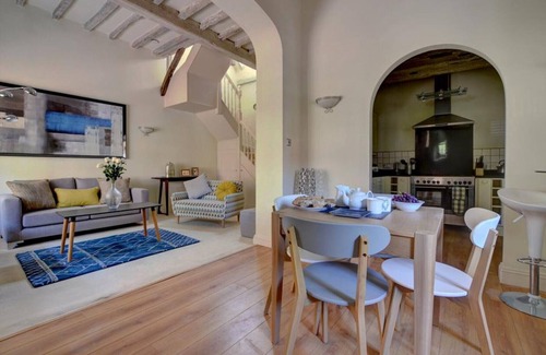 Royal Tunbridge Wells House | 3 Stable Mews - Two Bedroom House, Sleeps 4