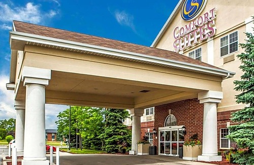 Oak Creek Hotel | 3-Star Hotel ∙ Comfort Suites Milwaukee Airport