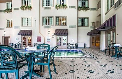 Oak Creek Hotel | 3-Star Hotel ∙ Comfort Suites Milwaukee Airport