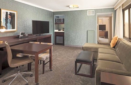 Tysons Hotel | 3-Star Hotel ∙ Embassy Suites Tysons Corner