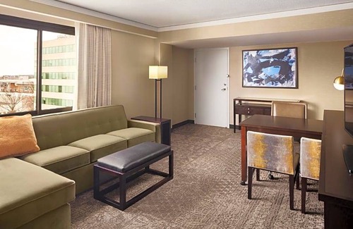 Tysons Hotel | 3-Star Hotel ∙ Embassy Suites Tysons Corner