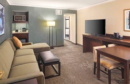 Tysons Hotel | 3-Star Hotel ∙ Embassy Suites Tysons Corner