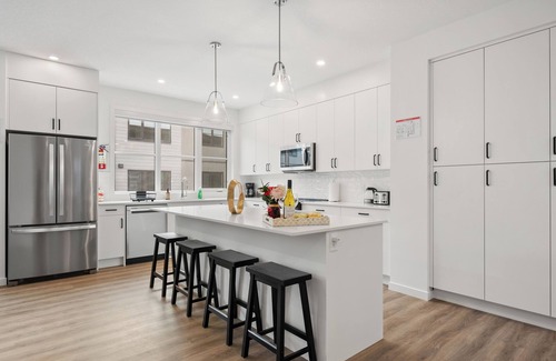 Southwest Calgary House | 3-Story, 2-Car Garage, AC, King Bed, Near Banff