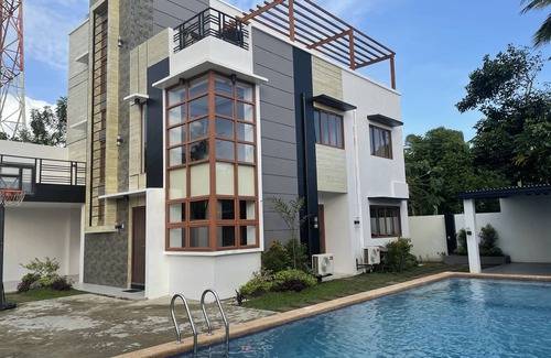 Borongan City House | 3 Story, 5 bedroom house, New Construction 2020 Modern Design, Pool w/BBQ area.