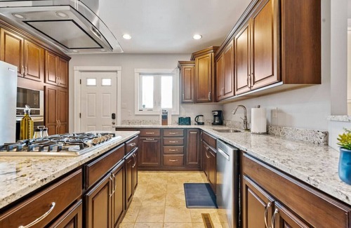 Shadyside Apartment | 3 Story home w/10 beds & Free off-street parking