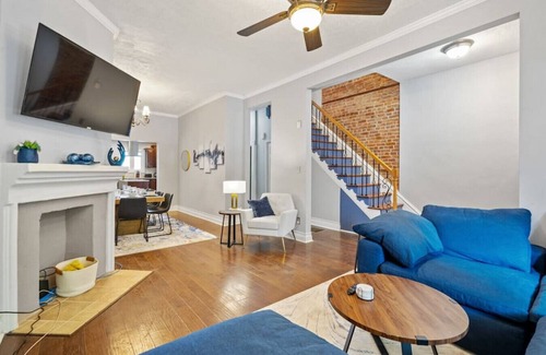 Shadyside Apartment | 3 Story home w/10 beds & Free off-street parking