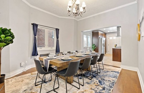 Shadyside Apartment | 3 Story home w/10 beds & Free off-street parking