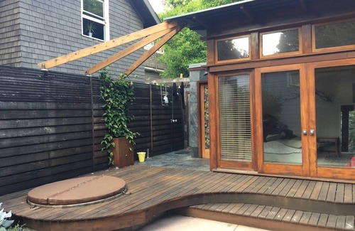 South Berkeley House | 3-story home w hot tub, 5 beds, 2 kitchens, & outdoor studio near Willard Park