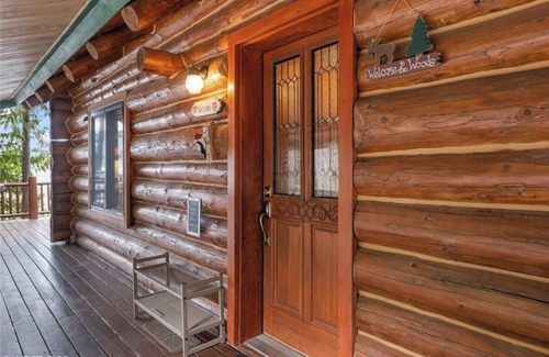 Troy Cabin | 3-Story Lake-Front Log Home with Private Beach Access on Bull Lake, MT