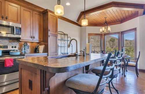 Lake Lure House | ❤ 3 Story Luxury Home w/Fast Wifi《3,500 Sq Ft Home》Golf Course/Mountain View ❤