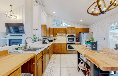Campton House | 3-story mountain-view home with fireplace, grill, fast WiFi, deck, streaming, AC
