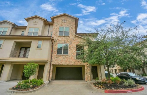 Memorial Apartment | 3-Story Townhome in Memorial City, Attached Garage