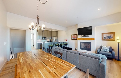 Grand Elk Ranch House | 3-story townhouse near downtown with fireplace, balcony, mountain views, patio