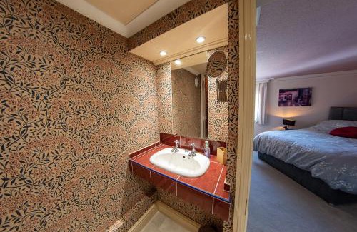 Newport Apartment | 3, The Dolphin, 49 Quay Street - Stunning apartment - Quintessential - Quay views - Sleeps 2-4 people