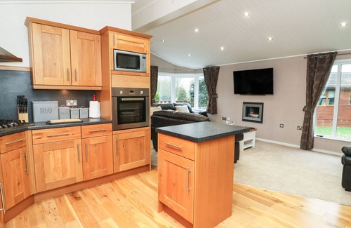 Cottingham Cottage | 3 THE FAIRWAY, family friendly, with pool in Cottingham