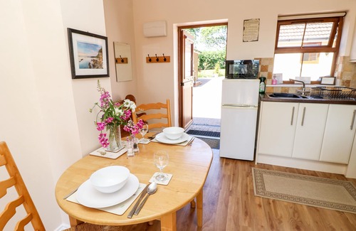 Ryde Cottage | 3 THE STABLES, with a garden in Ryde