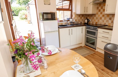 Ryde Cottage | 3 THE STABLES, with a garden in Ryde