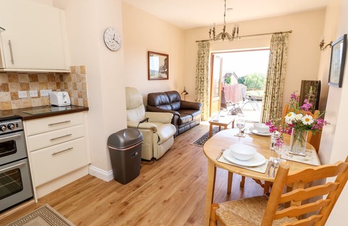 Ryde Cottage | 3 THE STABLES, with a garden in Ryde