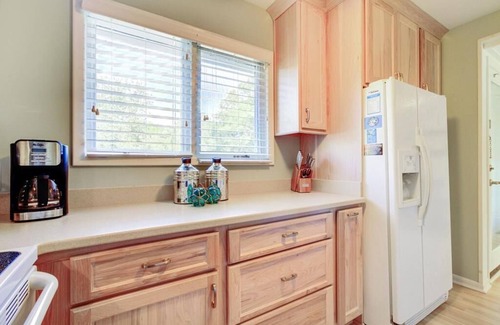 Twin Oaks House | 3 Twin Oaks Lane by AvantStay | Beach Access, Sunroom, Great Location!