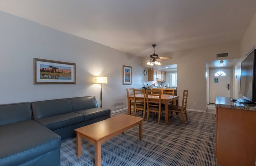 Baristo Hotel | 3 Unites! Full Kitchens, Outdoor Pools & Free Parking