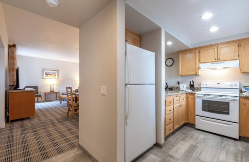 Baristo Hotel | 3 Unites! Full Kitchens, Outdoor Pools & Free Parking