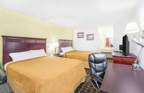 Lookout Valley Neighborhood Association Hotel | 3 Units with Free Parking, Near Ruby Falls, Pets Allowed! Pool