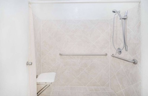 Lookout Valley Neighborhood Association Hotel | 3 Units with Free Parking, Near Ruby Falls, Pets Allowed! Pool