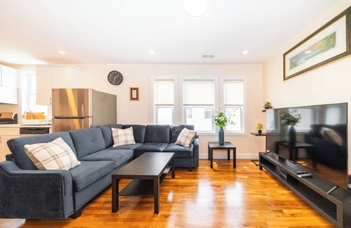 Meeting House Hill Apartment | 30/3 - 3BR Boston - Cozy Apt near Franklin Park Zoo