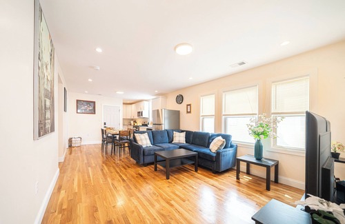 Meeting House Hill Apartment | 30/3 - 3BR Boston - Cozy Apt near Franklin Park Zoo