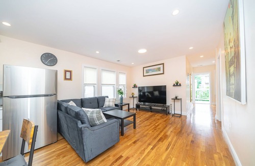 Meeting House Hill Apartment | 30/3 - 3BR Boston - Cozy Apt near Franklin Park Zoo