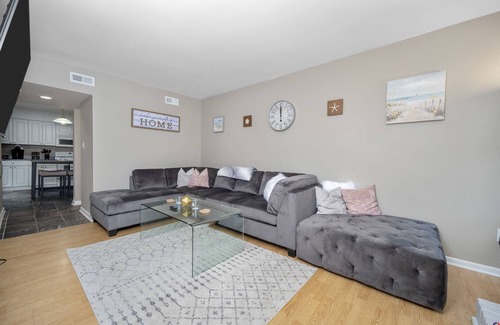 Northeast Virginia Beach House | ★ 30+ Day Stay, Bright Barberton Beach Hidden Gem! - Fast WIFI! + W/D ★