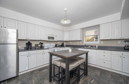 Northeast Virginia Beach House | ★ 30+ Day Stay, Bright Barberton Beach Hidden Gem! - Fast WIFI! + W/D ★