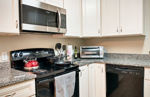 Ventura House | 30 Day Stay Home Near Airport, Disney, Community Pool